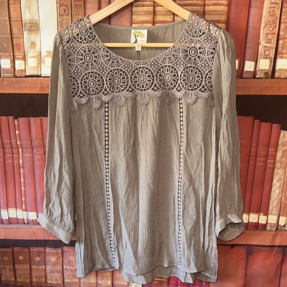 Fig and Flower Taupe Gray Crochet Lace Boho Top –‎ Size M